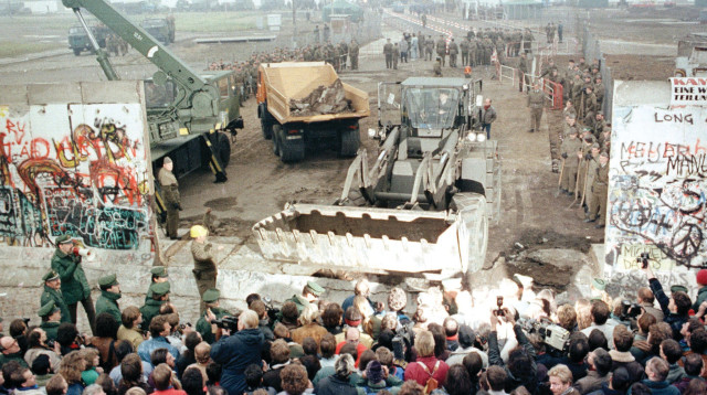 נפילת חומת ברלין (צילום: רויטרס)