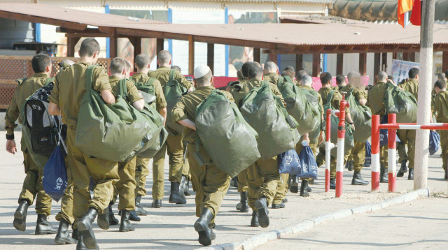 מתגייסים בבקו"ם, אילוסטרציה (למצולמים אין קשר לנאמר בכתבה) (צילום: אלי דסה)