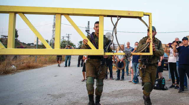 סגירת שער נהריים (צילום: באסל עווידאת, פלאש 90)