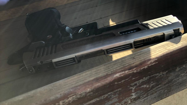 אקדח שאותר על גג בית הכנסת (צילום: דוברות המשטרה)