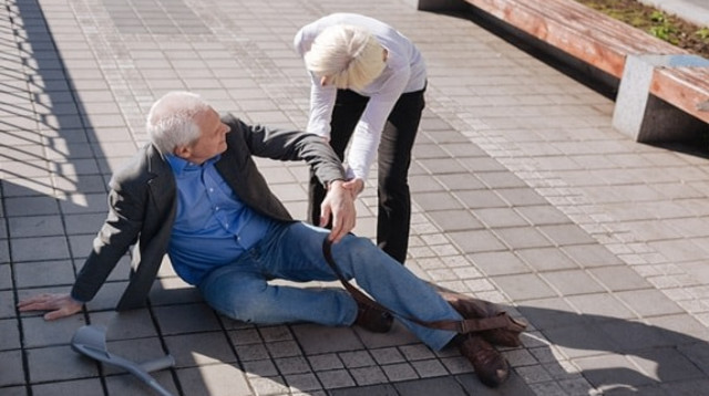 נפילה ברחוב (צילום: שאטרסטוק)