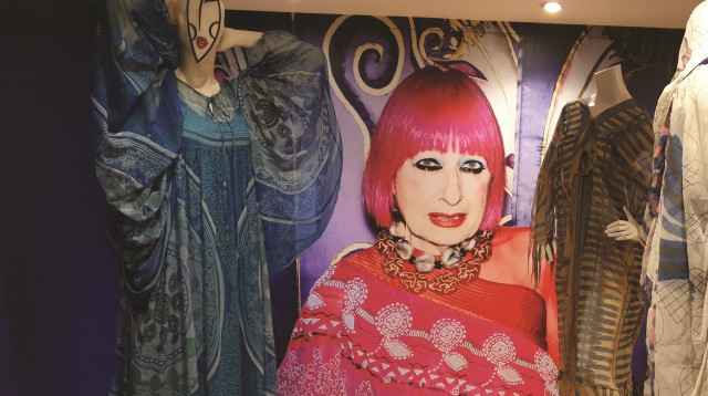 דיוקן של זנדרה רודס (צילום: Fashion and Textile Museum)