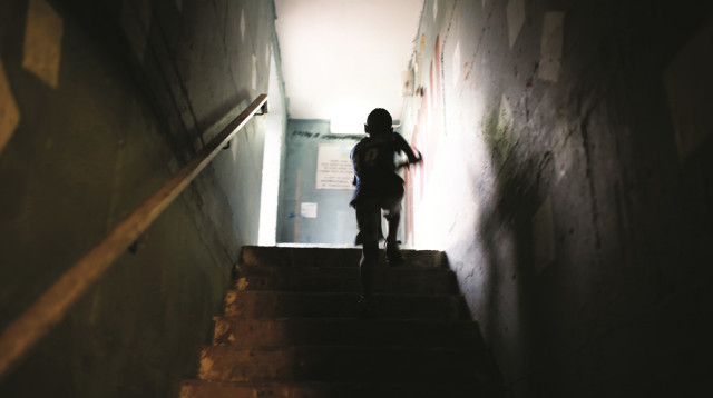 ילד במקלט (צילום: רויטרס)