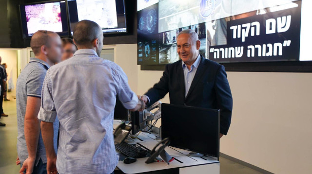 נתניהו בחמ"ל ממנו בוצע סיכול בהאא אבו-אלטעא (צילום: תקשורת שב"כ)