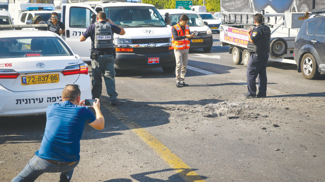 מקום נפילת רקטה ליד גן יבנה (צילום: פלאש 90)