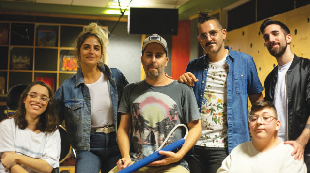 עילי בוטנר וילדי החוץ עם ילדי איל"ן (צילום: אלונה נחמיאס)