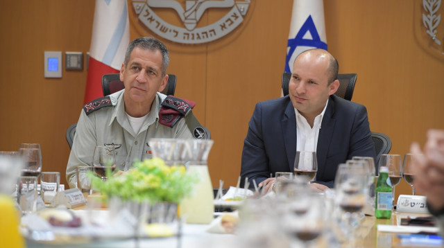 נפתלי בנט, אביב כוכבי (צילום: תקשורת שר הביטחון)