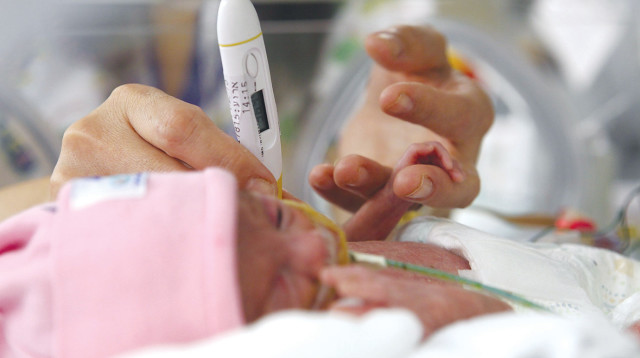 תינוק בפגייה, אילוסטרציה (למצולם אין קשר לנאמר בכתבה) (צילום: יעקב נחומי, פלאש 90)