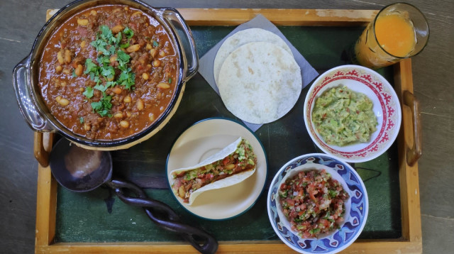 צ'ילי קון קרנה, סלסת עגבניות וגוואקמולה (צילום: ירדן קסוטו)