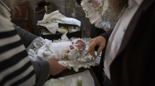 ברית מילה (צילום: יונתן זינדל, פלאש 90)