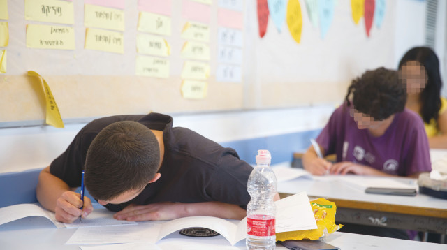 תלמידים בבחינת בגרות, אילוסטרציה (למצולמים אין קשר לנאמר בכתבה) (צילום: נועם רבקין פנטון, פלאש 90)