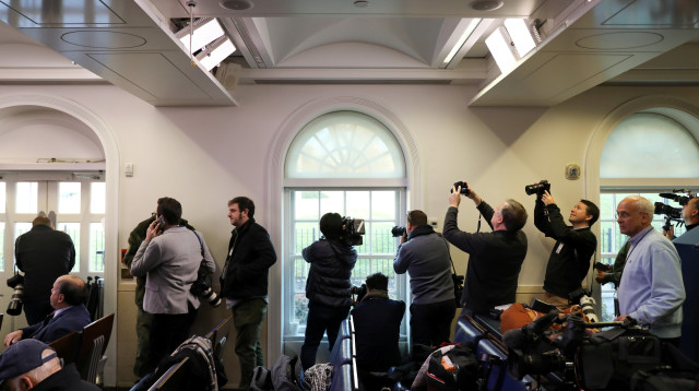 כתבים מצטופפים בחלונות הבית הלבן במהלך העוצר (צילום: רויטרס)