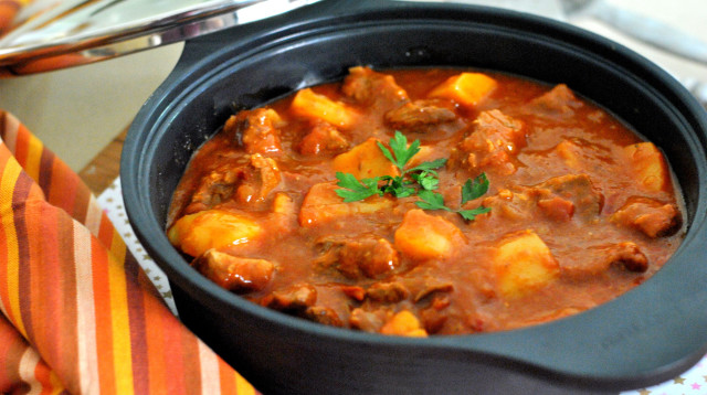 תבשיל בשר ותפוחי אדמה (צילום: פסקל פרץ-רובין)