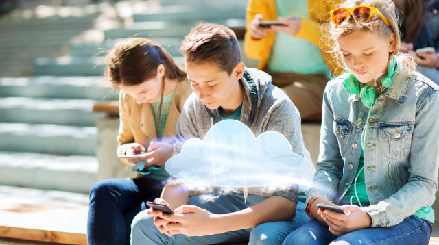 בני נוער עם סמארטפונים (צילום: אילוסטרציה, ingimage/asap)