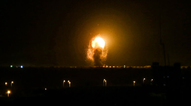 תקיפת צה"ל בעזה (צילום: עבד ראחים חטיב, פלאש 90)