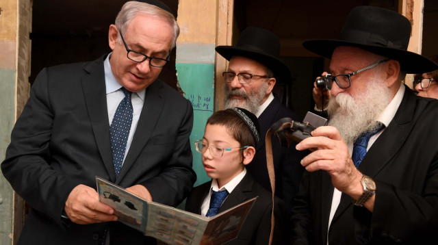 בנימין נתניהו באירוע בר מצווה של מוישי הולצב (צילום: אבי אוחיון, לע"מ)