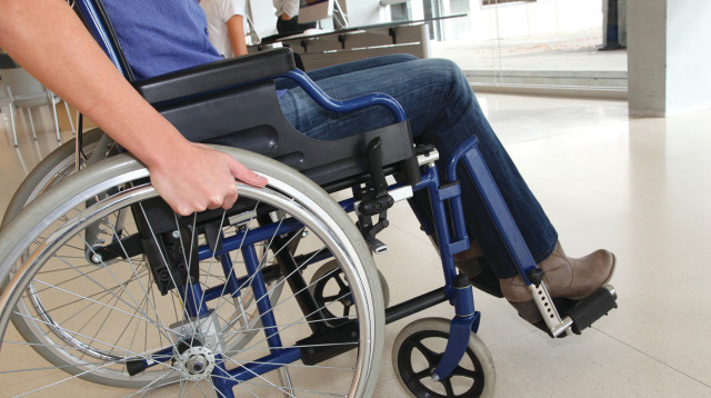 חולה בכיסא גלגלים (צילום: אינג אימג')