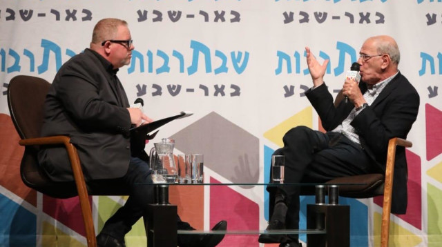 משה לדור מתראיין לרועי כ"ץ בשבתרבות באר שבע (צילום: דוברות עיריית באר שבע)