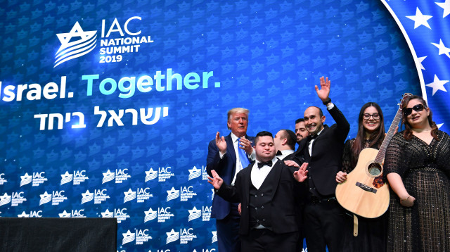 דונלד טראמפ ולהקת שלוה (צילום: MANDEL NGAN/AFP via Getty Images)