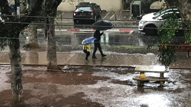 גשם בתל אביב (צילום: אבשלום ששוני)