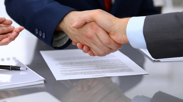 חתימת חוזה (צילום: שאטרסטוק)