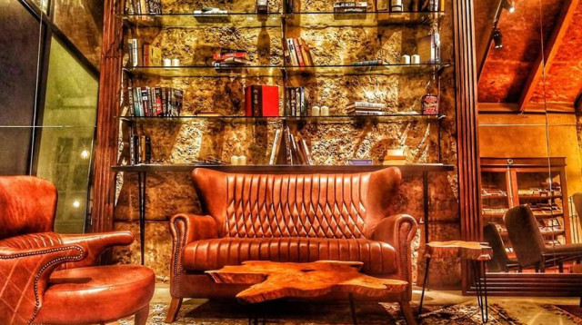 הוולטר שיחה על וויסקי וסיגרים (צילום: יח"צ)