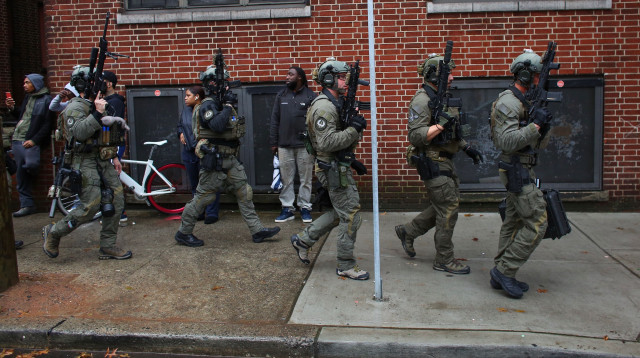 שוטרים באזור שבו בוצע הירי (צילום: KENA BETANCUR / GETTI IMAGES)