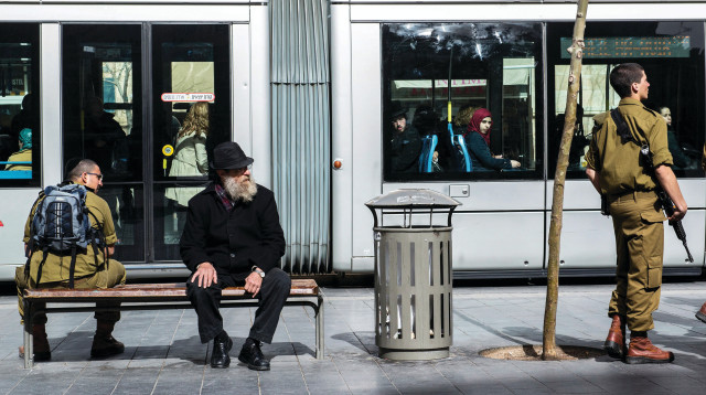 אנשים בתחנת הרכבת הקלה בירושלים, ארכיון (למצולמים אין קשר לנאמר בכתבה) (צילום: דניאל שטרית, פלאש 90)