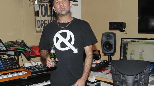 שאנן סטרייט עם בירה מכבי (צילום: שוקה כהן)