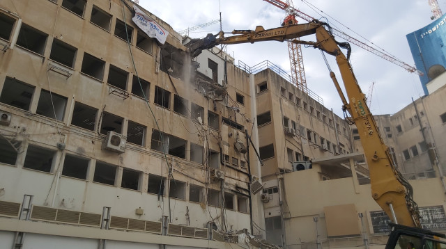 הריסת בית מעריב  (צילום: משה כהן)