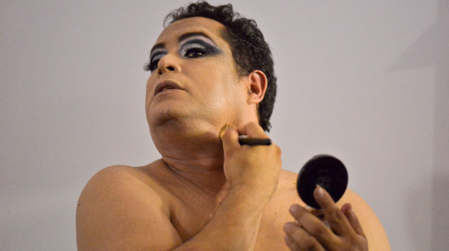 גבר מתאפר  (צילום: LUIS ROBAYO/Getty Images)