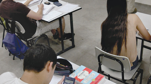 תלמידים יושבים בכיתה, אילוסטרציה (למצולמים אין קשר לנאמר בכתבה) (צילום: פלאש 90)