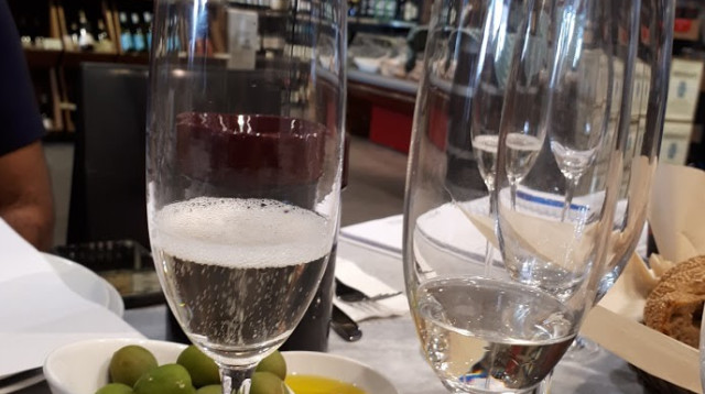 כוסות מבעבעים (צילום: ורד ברלל)