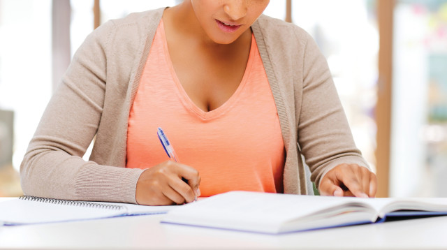 אישה לומדת (צילום: אילוסטרציה: אינג אימג')