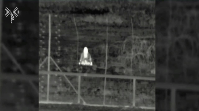 תיעוד המחבל שהתקרב לגדר המערכת (צילום: דובר צה"ל)