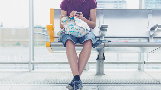 בחורה בתחנת רכבת (צילום: אילוסטרציה, ingimage/asap)