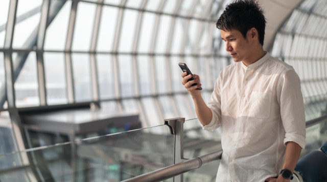 בחור עם סלולרי (צילום: אילוסטרציה, ingimage/asap)