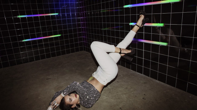 דואה ליפא לפפה ג'ינס לונדון מכנס ג'ינס לבן 299 ₪, חולצה 299 ₪ להשיג ברשת NYOU (צילום: יח"צ חו"ל)