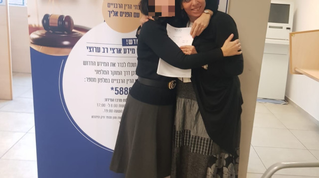 מרים לצד עו"ד תהילה כהן מארגון יד לאישה (צילום: יד לאישה, אור תורה סטון)