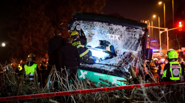 התנגשות אוטובוס סמוך לנתב"ג (צילום: פלאש 90)