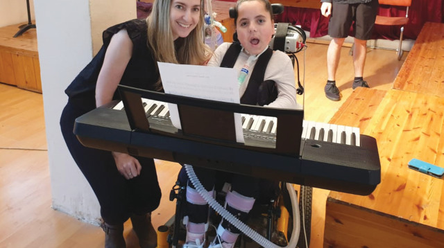 לינא שוויקי שהשתלבה בחינוך הרגיל (צילום: בית חולים אלי"ן)