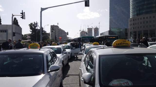 מחאת נהגי המוניות (צילום: יהודה בר אור)