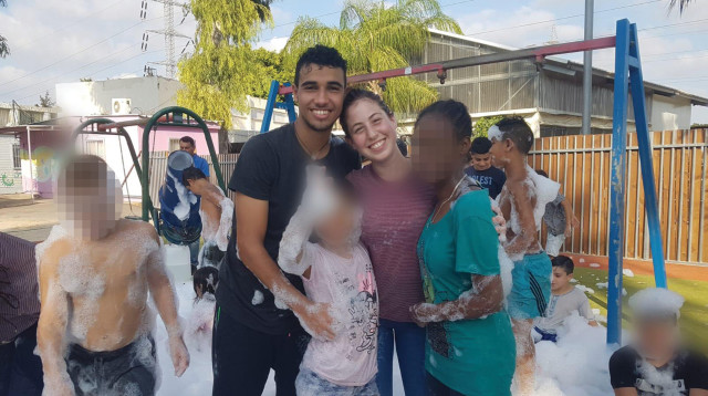 אורי מזרחי ואריאל הרציגר בכפר אהבה (צילום: כפר הנוער "אהבה")