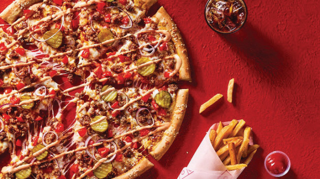 פיצה בורגר של דומינוס (צילום: יח"צ)