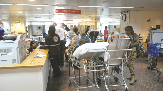 עומס בחדר מיון (צילום: אבשלום ששוני)