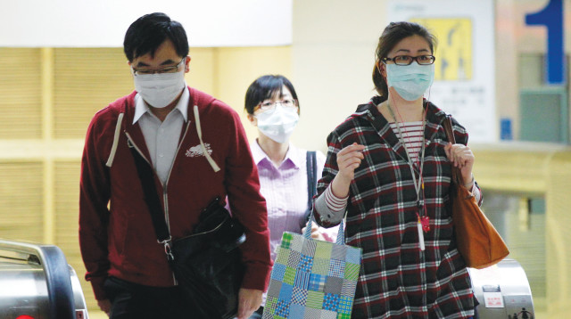 מסתובבים עם מסכות פנים בסין (צילום: רויטרס)