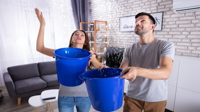 נזילה בדירה (צילום: שאטרסטוק)