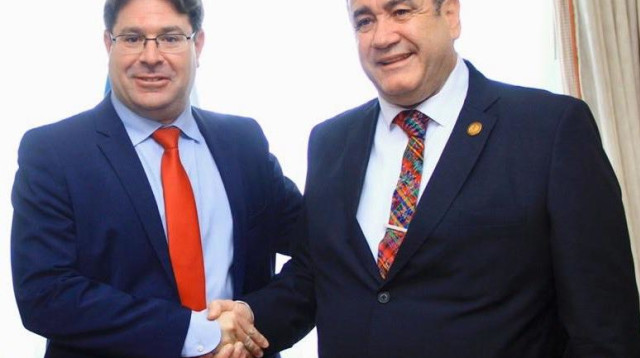 אקוניס וג'יאמטאי (צילום: דוברות השר אופיר אקוניס)