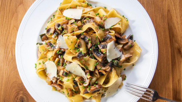 פסטה ברוטב שמנת ופטריות (צילום: שי נייבורג)