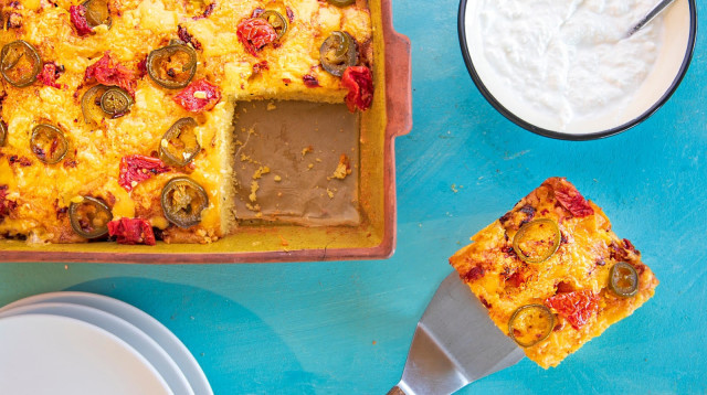 לחם תירס עם חלפיניו ועגבניות מיובשות (צילום: שי נייבורג)